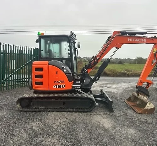 An excavator on the website europlantsales.com
