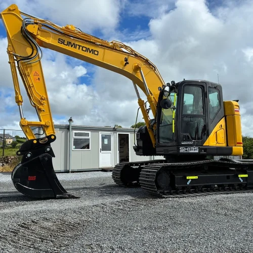 An excavator on the website europlantsales.com