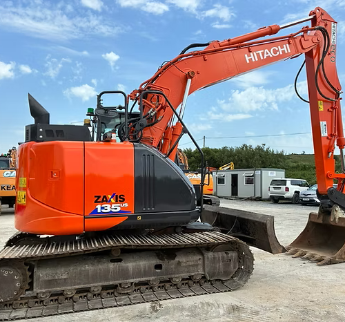 An excavator on the website europlantsales.com