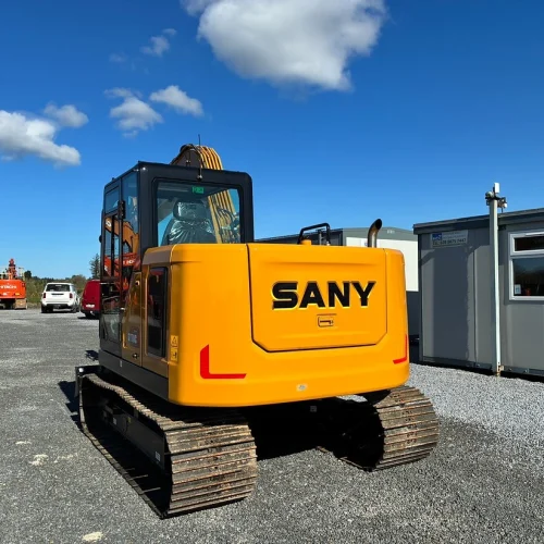 An excavator on the website europlantsales.com