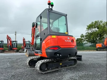 An excavator on the website europlantsales.com