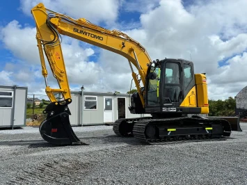 An excavator on the website europlantsales.com