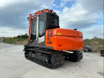 An excavator on the website europlantsales.com