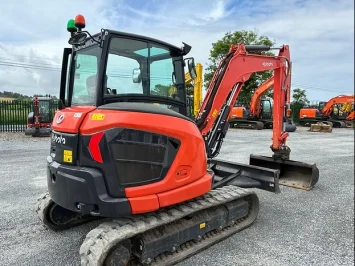 An excavator on the website europlantsales.com