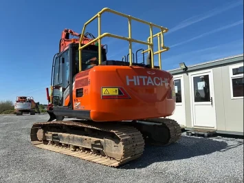 An excavator on the website europlantsales.com