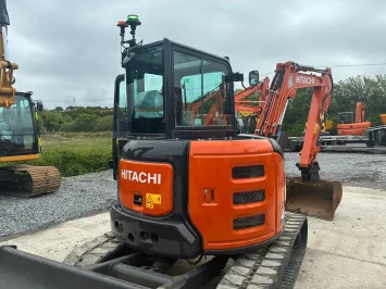 An excavator on the website europlantsales.com